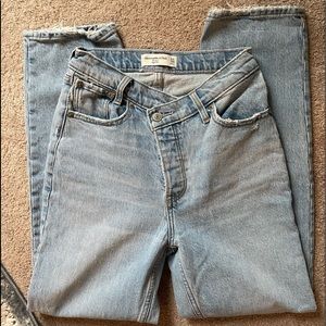 Abercrombie Dad Jeans High Rise  (asymmetrical button)